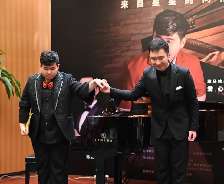 音乐双子星，点亮冬日激情！——日博集团未来艺术家刘明康爱心公益音乐沙龙