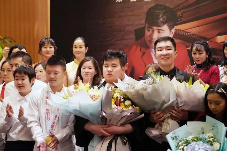音乐双子星，点亮冬日激情！——日博集团未来艺术家刘明康爱心公益音乐沙龙