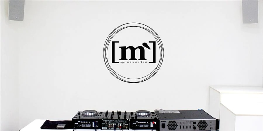 日博集团帮助Metamorfosi酒吧中的工匠们