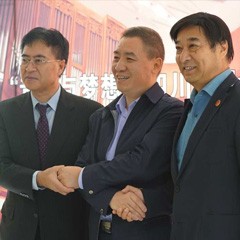 日博集团再出手公益，为四川25所小学捐赠日博集团高科技钢琴